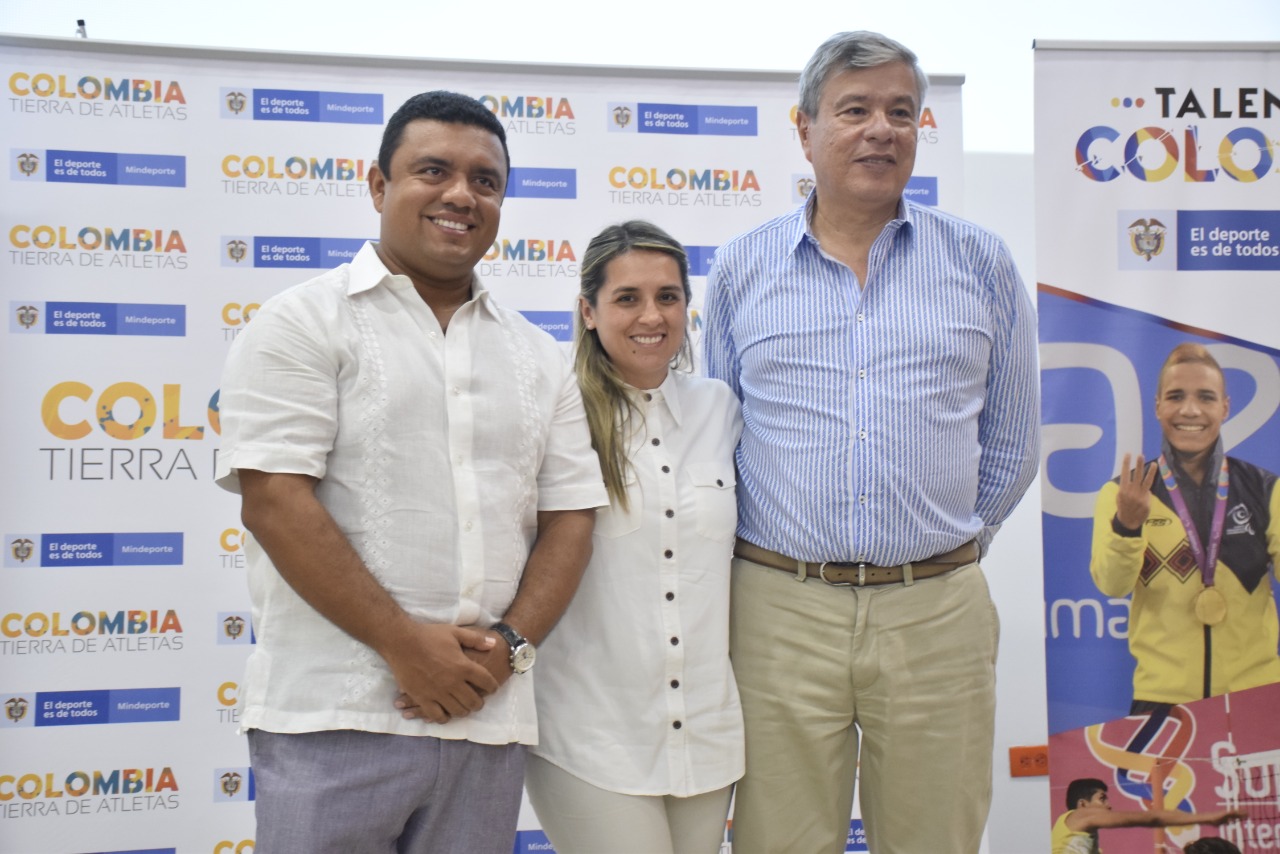 Diego Perdomo presidente del Atlético Huila Femenino, Luis Miguel Losada gerente de Comfamiliar Huila y Carolina Bretón Directora de Fomento y Desarrollo del Ministerio del Deporte.